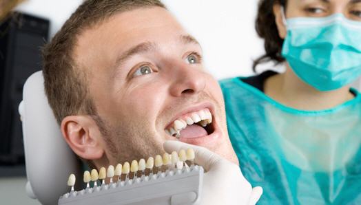 Mit der Emmi-dent Ultraschall-Zahnbürste befreien Sie ihre Kronen, Brücken und Prothesen wirkungsvoll von Bakterien und Zahnbelag.